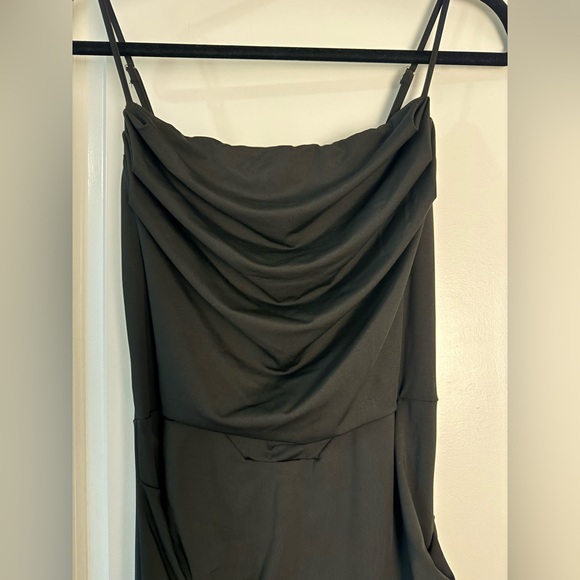 Elegant Fitted Black Evening Gown - Picture 4 of 6